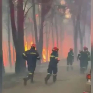 Συγκλονιστικό βίντεο από τα πύρινα μέτωπα: Πυροσβέστες επιχειρούν περικυκλωμένοι από τη φωτιά