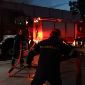 Φωτιά σε κατάστημα στο Παλαιό Φάληρο – Εκκενώνεται πολυκατοικία