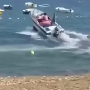 Ατζαμής χειριστής σκάφους δημιούργησε χάος σε παραλία