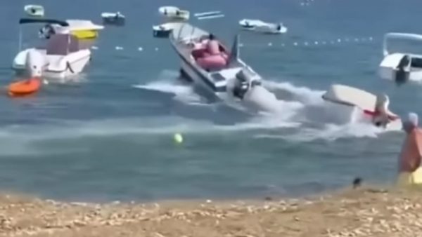 Ατζαμής χειριστής σκάφους δημιούργησε χάος σε παραλία