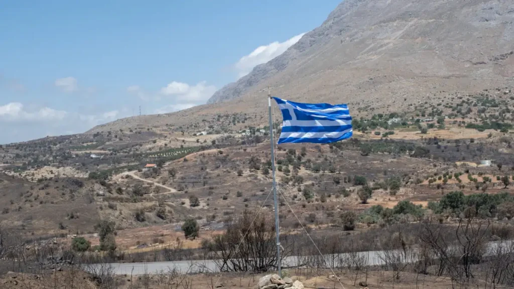 Πυρκαγιά στο Ρέθυμνο: Ελληνική σημαία στο σημείο όπου πέθαναν οι 2 πυροσβέστες – Εικόνες καταστροφής μετά την πύρινη κόλαση