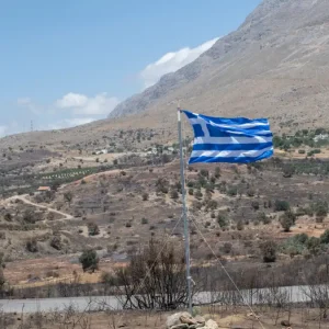 Πυρκαγιά στο Ρέθυμνο: Ελληνική σημαία στο σημείο όπου πέθαναν οι 2 πυροσβέστες – Εικόνες καταστροφής μετά την πύρινη κόλαση
