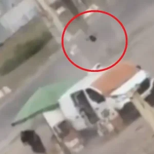 Βίντεο σοκ από την Ουκρανία: Drone καταδιώκει άμαχο και τον τραυματίζει – «Η Ρωσία κάνει σαφάρι ανθρώπων», καταγγέλλει ο Ζελένσκι
