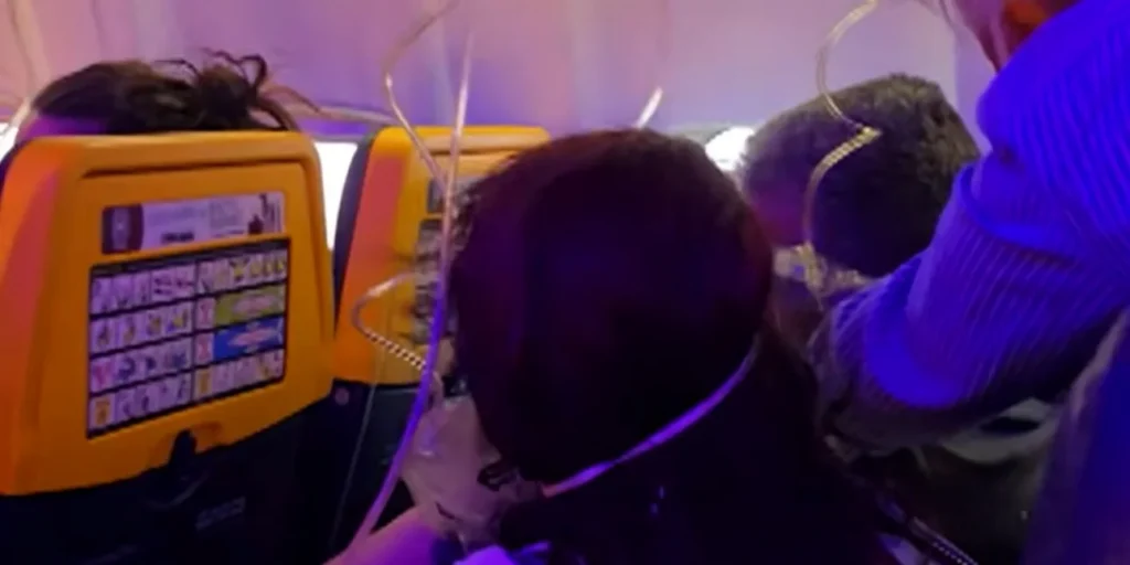 Νέο βίντεο από την πτήση της Ryanair όπου επιβάτης παραλίγο να βρεθεί έξω από το αεροπλάνο - Όλοι σιωπηλοί, με μάσκες οξυγόνου