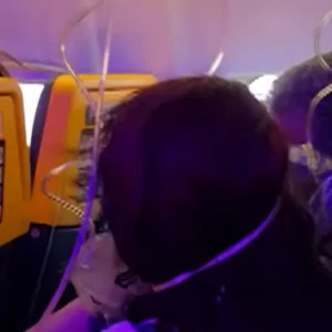 Νέο βίντεο από την πτήση της Ryanair όπου επιβάτης παραλίγο να βρεθεί έξω από το αεροπλάνο - Όλοι σιωπηλοί, με μάσκες οξυγόνου