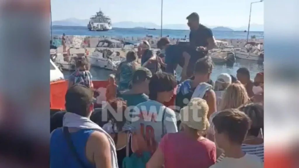 Φωτιά στη Σαλαμίνα: Πάνω από 360 άτομα έχουν απεγκλωβιστεί δια θαλάσσης από Σατερλί και Κολώνες – Δραματικές εικόνες