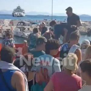 Φωτιά στη Σαλαμίνα: Πάνω από 360 άτομα έχουν απεγκλωβιστεί δια θαλάσσης από Σατερλί και Κολώνες – Δραματικές εικόνες