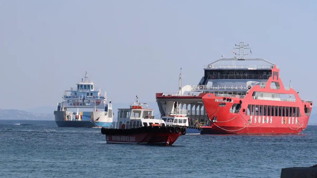 Πυρκαγιά στη Σαλαμίνα: Επιχείριση απεγκλωβισμού δια θαλάσσης για περισσότερα από 500 άτομα - Δείτε εικόνες