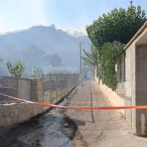Φωτιά στη Σαλαμίνα: Το σημείο που βρέθηκαν οι δύο νεκροί – Η πυρκαγιά ξεκίνησε από οικόπεδο γεμάτο σκουπίδια