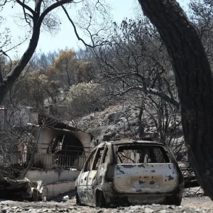 Πυρκαγιά στη Σαλαμίνα: Προσαγωγή ύποπτης για εμπρησμό – Καταγγελίες για ακαθάριστα οικόπεδα και «χωματερές» στο νησί