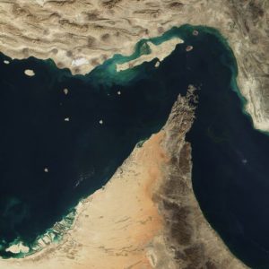 Ομάν: Ελληνικών συμφερόντων πλοίο χτυπήθηκε από βλήμα στα Στενά του Ορμούζ – Αγνοείται ναυτικός