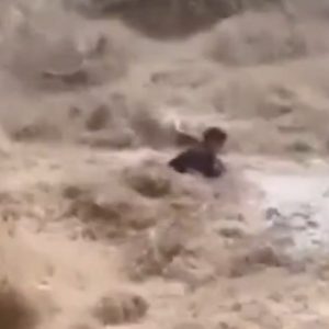 Τρομακτικό βίντεο με τουρίστες να παρασύρονται από ορμητικά νερά σε καταρράκτη της Ταϊλάνδης, σώθηκαν τελευταία στιγμή