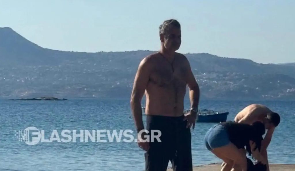 Κυριάκος Μητσοτάκης: Για μπάνιο στην παραλία στο Μαράθι Χανίων