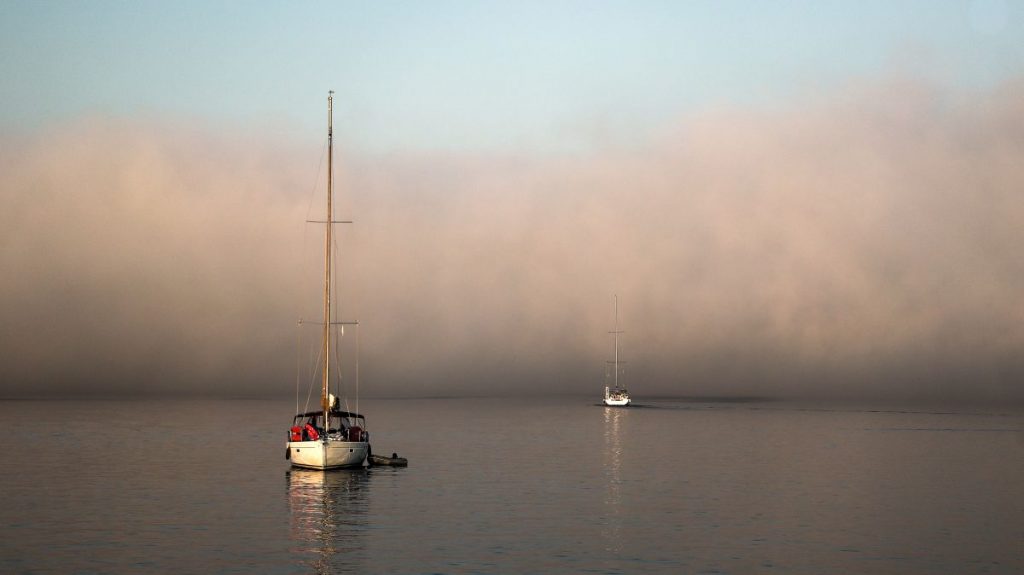 Τι είναι το φαινόμενο sea smoke που «εξαφάνισε» παραλίες και νησιά, απόκοσμες εικόνες από τις Κυκλάδες