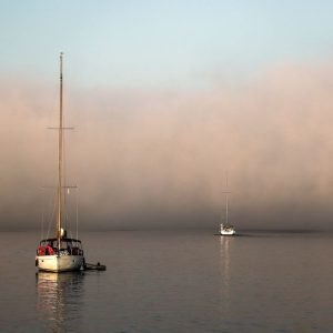 Τι είναι το φαινόμενο sea smoke που «εξαφάνισε» παραλίες και νησιά, απόκοσμες εικόνες από τις Κυκλάδες