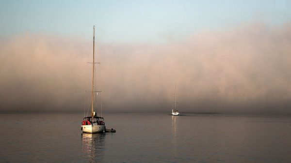 Τι είναι το φαινόμενο sea smoke που «εξαφάνισε» παραλίες και νησιά, απόκοσμες εικόνες από τις Κυκλάδες