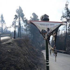 Εικόνες καταστροφής μετά τη μεγάλη φωτιά στη Σίβηρη Χαλκιδικής – Ερημιά παραμονή του Δεκαπενταύγουστου στην περιοχή