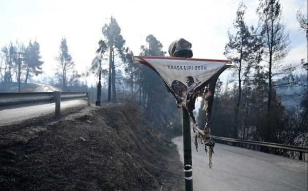 Εικόνες καταστροφής μετά τη μεγάλη φωτιά στη Σίβηρη Χαλκιδικής – Ερημιά παραμονή του Δεκαπενταύγουστου στην περιοχή