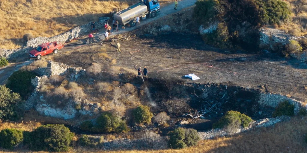 Τι έδειξε η ιατροδικαστική για τον πιλότο και το ζευγάρι του ελικοπτέρου που κατέπεσε στη Σίφνο - Από τη φωτιά έχασαν τη ζωή τους