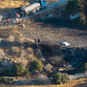 Τι έδειξε η ιατροδικαστική για τον πιλότο και το ζευγάρι του ελικοπτέρου που κατέπεσε στη Σίφνο - Από τη φωτιά έχασαν τη ζωή τους