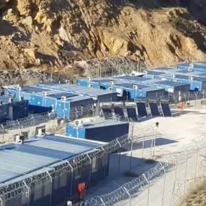Σέρρες: Συνελήφθησαν 27 μετανάστες από τους 40 που διέφυγαν από τη δομή στη Σιντική – Ζημιές και πετροπόλεμος
