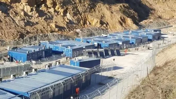 Σέρρες: Συνελήφθησαν 27 μετανάστες από τους 40 που διέφυγαν από τη δομή στη Σιντική – Ζημιές και πετροπόλεμος