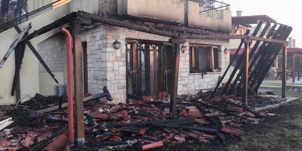 Χωρίς ενεργό μέτωπο η φωτιά στη Χαλκιδική: Έχουν καεί σπίτια και υποδομές, 481 πολίτες απεγκλωβίστηκαν με πλωτά και λεωφορεία