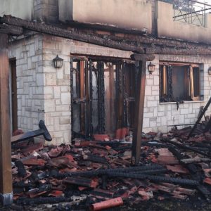 Χωρίς ενεργό μέτωπο η φωτιά στη Χαλκιδική: Έχουν καεί σπίτια και υποδομές, 481 πολίτες απεγκλωβίστηκαν με πλωτά και λεωφορεία