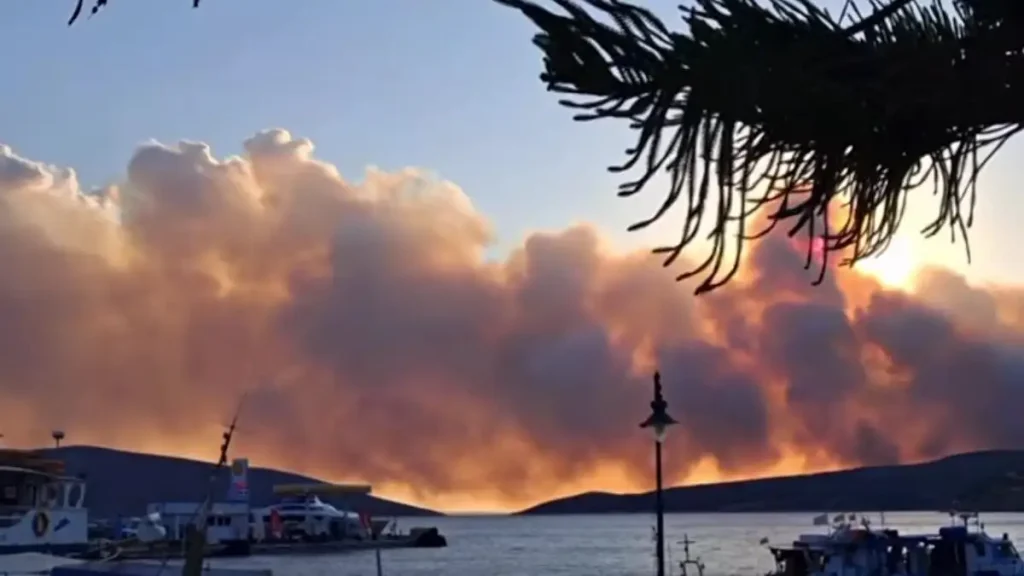 Πυρκαγιά στη Σκύρο: Ξεκίνησαν και πάλι οι ρίψεις από τα εναέρια μέσα – Μάχη με τους ισχυρούς ανέμους των 7 μποφόρ
