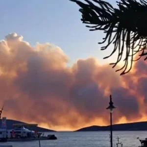 Πυρκαγιά στη Σκύρο: Ξεκίνησαν και πάλι οι ρίψεις από τα εναέρια μέσα – Μάχη με τους ισχυρούς ανέμους των 7 μποφόρ
