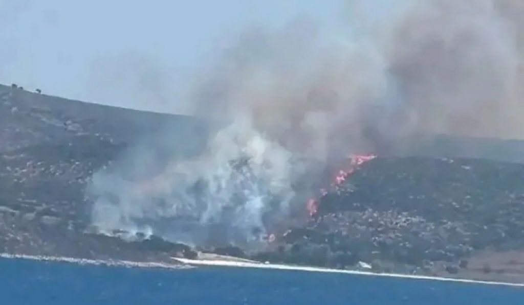 Στο νοσοκομείο πυροσβέστης που επιχειρούσε στην πυρκαγιά της Σκύρου