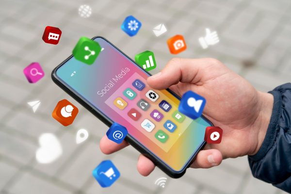 Μαρινάκης: Όριο ηλικίας 15 ετών στα Social Media από το 2027 - «Στις πλατφόρμες η ευθύνη»