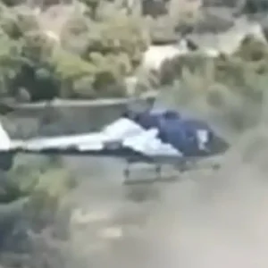 Σπέτσες: Συνελήφθη επιβάτης του ελικοπτέρου που προσγειώθηκε στην παραλία – Πέταξε σακουλάκι με ναρκωτικά