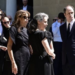 Συγκίνηση στο τελευταίο "αντίο" στον Στέφανο Μάνο - Ποιοι έδωσαν το "παρών" στην κηδεία του