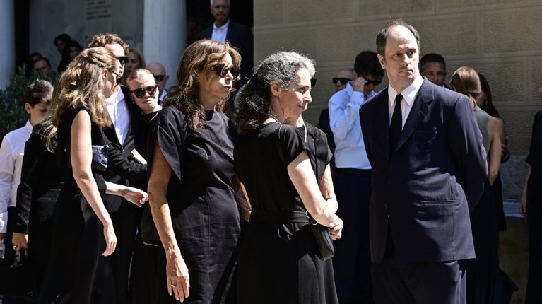 Συγκίνηση στο τελευταίο "αντίο" στον Στέφανο Μάνο - Ποιοι έδωσαν το "παρών" στην κηδεία του