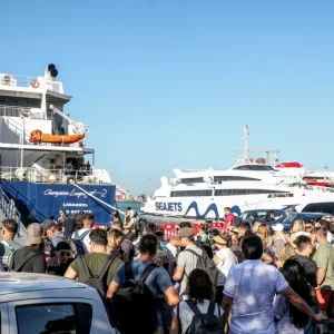 Έξοδος Αυγούστου: Αναχώρησαν πάνω από 61.000 ταξιδιώτες από τα λιμάνια της Αττικής, 23 δρομολόγια σήμερα από Πειραιά - Δείτε βίντεο