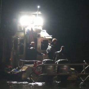 Τραγωδία στη Νέα Υόρκη: Νεκροί βρέφος 5 μηνών και 27χρονη μετά από ανατροπή σκάφους κοντά στο Νησί της Ελευθερίας, δείτε βίντεο