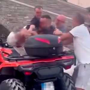Απολύθηκε ο οδηγός ταξί που ξυλοκόπησε τον υπάλληλο εταιρείας ενοικίασης αυτοκινήτων στην Πάρο: «Τελείωσε από την επιχείρησή μου» λέει ο εργοδότης του