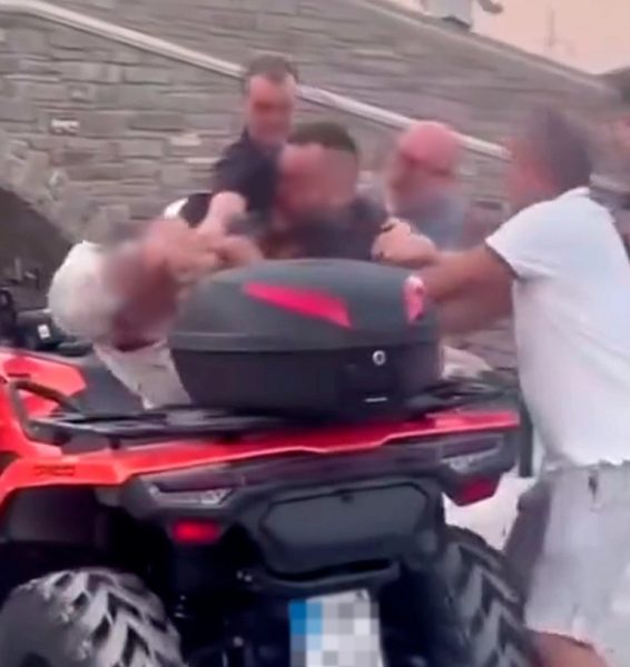 Απολύθηκε ο οδηγός ταξί που ξυλοκόπησε τον υπάλληλο εταιρείας ενοικίασης αυτοκινήτων στην Πάρο: «Τελείωσε από την επιχείρησή μου» λέει ο εργοδότης του