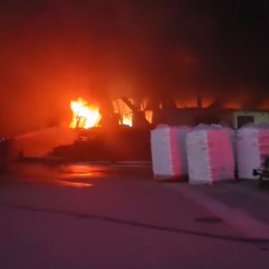 Μεγάλη φωτιά σε εργοστάσιο με πλαστικά στη Λάρισα: Ήχησε το 112 για τους καπνούς