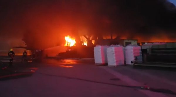 Μεγάλη φωτιά σε εργοστάσιο με πλαστικά στη Λάρισα: Ήχησε το 112 για τους καπνούς