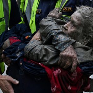 «Θαύμα» η διάσωση 94χρονης από τα συντρίμμια της φονικής πλημμύρας στο Νεπάλ -Η συγκλονιστική εικόνα που κάνει τον γύρο του κόσμου