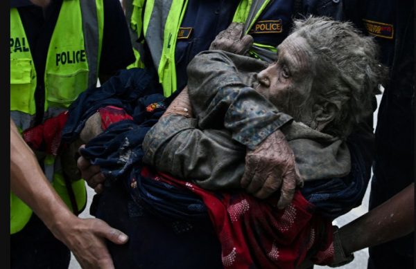 «Θαύμα» η διάσωση 94χρονης από τα συντρίμμια της φονικής πλημμύρας στο Νεπάλ -Η συγκλονιστική εικόνα που κάνει τον γύρο του κόσμου