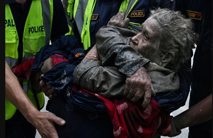 «Θαύμα» η διάσωση 94χρονης από τα συντρίμμια της φονικής πλημμύρας στο Νεπάλ -Η συγκλονιστική εικόνα που κάνει τον γύρο του κόσμου