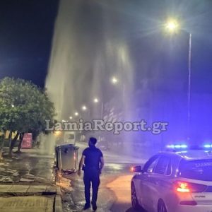 Εντυπωσιακό «συντριβάνι» στη Νέα Άμπλιανη μετά από πρόσκρουση βαν σε πυροσβεστικό κρουνό