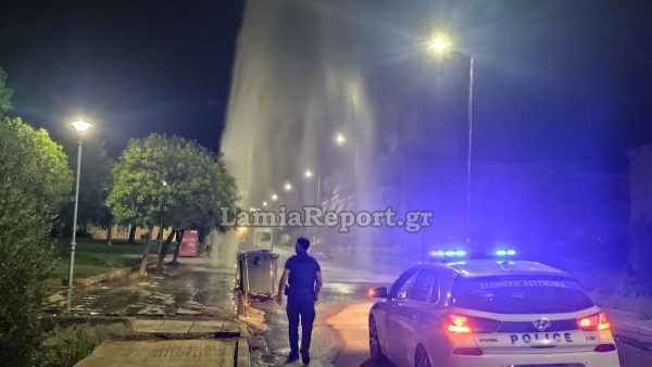 Εντυπωσιακό «συντριβάνι» στη Νέα Άμπλιανη μετά από πρόσκρουση βαν σε πυροσβεστικό κρουνό