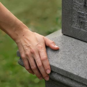 Λαμία: Μητέρα νόμιζε ότι είχαν κλέψει τη σωρό του γιου της από τον τάφο - Χαμός στο κοιμητήριο, κάλεσε την αστυνομία