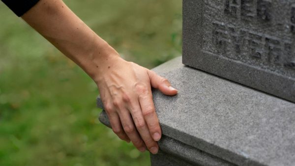 Λαμία: Μητέρα νόμιζε ότι είχαν κλέψει τη σωρό του γιου της από τον τάφο - Χαμός στο κοιμητήριο, κάλεσε την αστυνομία