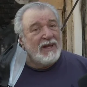 Συντετριμμένος ο Τάσος Χαλκιάς έξω από το καμμένο σπίτι του στο Πόρτο Γερμενό: Ήμουν περήφανος που θα άφηνα κάτι στα παιδιά μου και τώρα δεν μπορώ