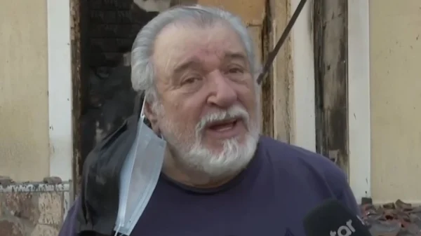 Συντετριμμένος ο Τάσος Χαλκιάς έξω από το καμμένο σπίτι του στο Πόρτο Γερμενό: Ήμουν περήφανος που θα άφηνα κάτι στα παιδιά μου και τώρα δεν μπορώ
